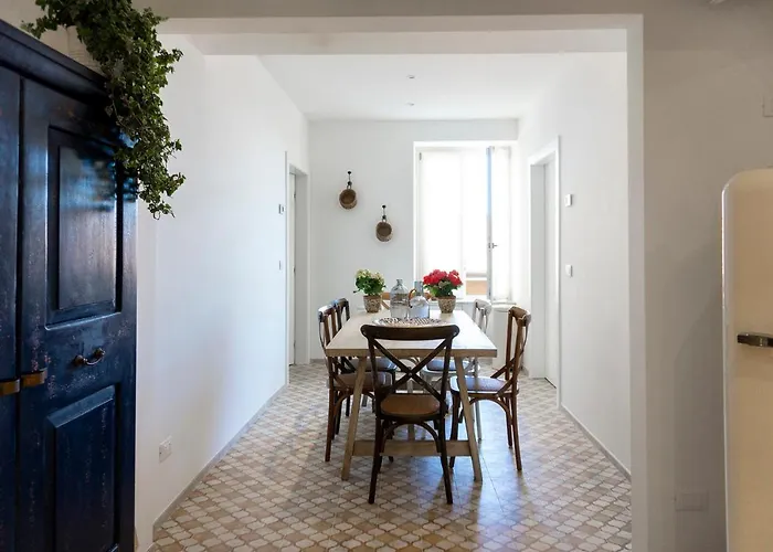 Il Caruggio Rooms&breakfast 4* فاراتسي